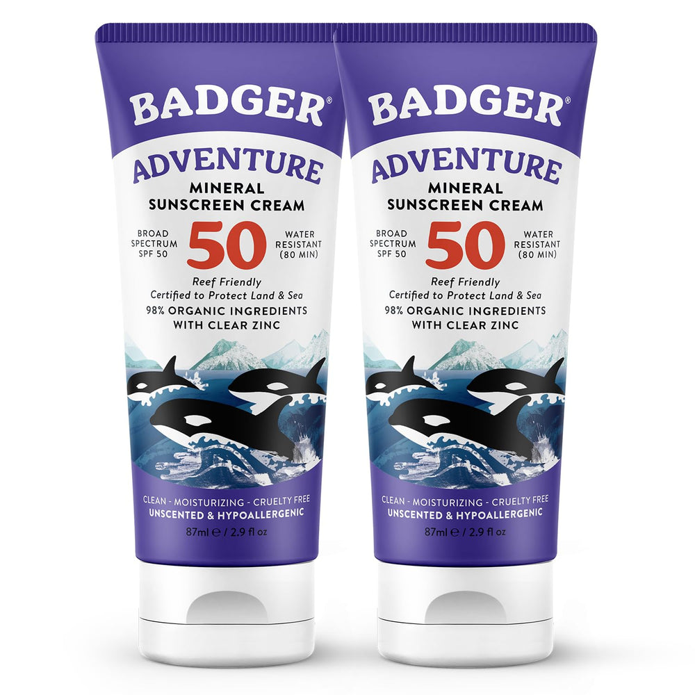 Badger protector solar, botella en la playa, protección mineral UVA/UVB duradera.