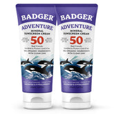 Badger protector solar, botella en la playa, protección mineral UVA/UVB duradera.