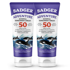 Badger protector solar, botella en la playa, protección mineral UVA/UVB duradera.