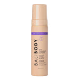 Bali Body Mousse bronceadora violeta profundo, aplicación suave y uniforme.