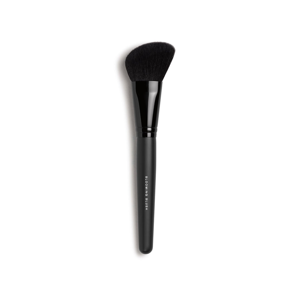 Brocha bareMinerals Blooming con fibras sintéticas para rubor suave y definido
