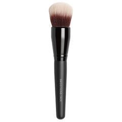 bareMinerals Pinceau Visage Lissage en action pour un fini doux et homogène