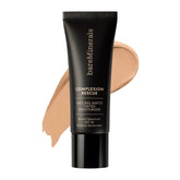 BareMinerals Complexion Rescue en mano, acabado mate natural y ligero.