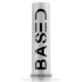 Polvo texturizante de BASED BODYWORKS aporta volumen ligero al cabello
