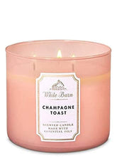 Bath & Body Works Champagne Toast, vela de tres mechas, crea ambiente festivo y fragante.