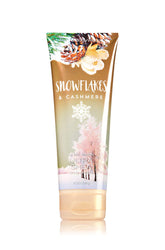 Bath & Body Works Ultra Shea Crema Corporal Copos de Nieve y Cachemira, botella, hidratación suave para la piel.