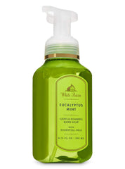 Bath & Body Works White Barn, botella de jabón espumoso con eucalipto y menta para una limpieza refrescante.