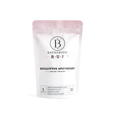 Bathorium Eucalyptus Apothecary Crush botella vertiendo para uso post-entrenamiento y relajación