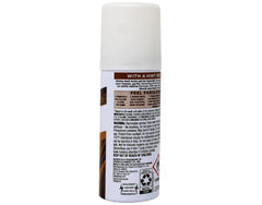 Aplicando el spray en el cabello para refrescar y dar cuerpo de forma natural