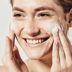 BeautyBio Balance botella de seis onzas líquidas lista para uso diario.
