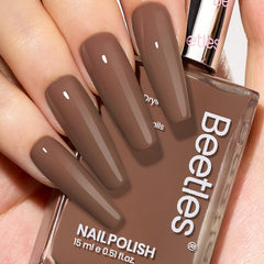 Beetles Mocha Mousse: esmalte marrón brillo para un acabado elegante.