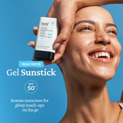 Belif Aqua Bomb Stick glisse facilement pour hydratation légère.