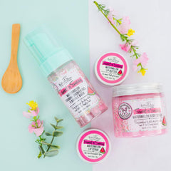 Textura de gránulos en labios con Bella & Bear Sweet 'n' Sassy para exfoliación suave.