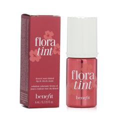 Aplicador preciso de Benefit Benetint Floratint aplicando color en labios