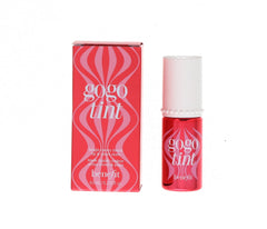 Benefit Gogo Tint : bouteille cerise lumineuse, brillance légère sur les lèvres