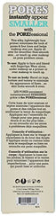 Aplicación del primer Benefit POREfessional sobre maquillaje para un acabado refinado