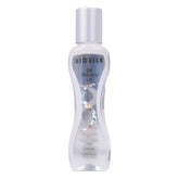 BioSilk Silk Therapy Lite envase vertiendo producto para un acabado ligero