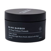 Blind Barber 151 Proof Deluxe pomada, botella visible, resultado de peinado con alto brillo.