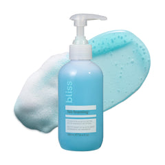 Bliss Fab Foaming: botella con exfoliantes de bambú para limpiar poros suavemente.