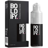 Boldify polvo texturizante aplicado desde la raíz para mayor volumen.