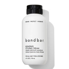 Bondbar crema para peinado, botella visible, ayuda a reparar y suavizar el cabello.
