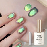 Born Pretty esmalte gel magnético gato verde para un efecto imantado vistoso.
