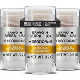 Desodorante Bravo Sierra sin aluminio en paquete de tres, cítrico y cedro para uso diario.