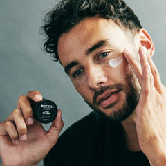 Brickell crema ojos: combate ojeras e hinchazón con cafeína y té verde.