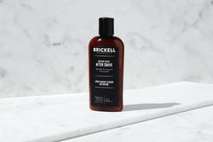Brickell Instant Relief Aftershave: texture légère qui pénètre rapidement et apaise.
