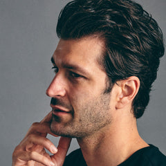 Brickell Pegamento para Cabello: aplicación en la mano para definir estilos.