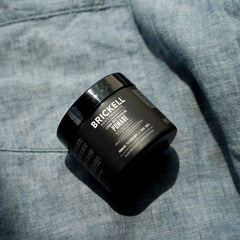 Acabado mate con Brickell Pomada Texturizante para look natural.