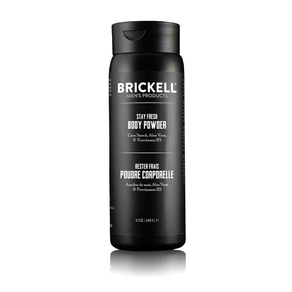 Brickell Stay Fresh polvo corporal para hombre, sensación seca y suave.