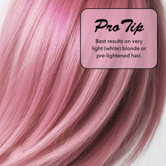 Aplicación de BRITE Color Instantáneo Rosa para un tono rosado temporal en el cabello.
