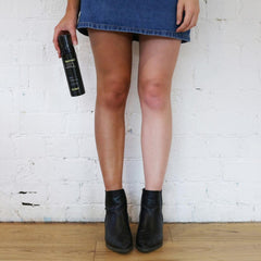 B.TAN Textura mousse oscura lista para broncear rápidamente la piel.