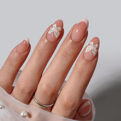 BTArtbox Uñas con mariposa francesa 3D, acabado elegante para eventos.