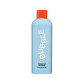 Bubble Skincare Fresh Start Gel en la palma durante la limpieza diaria.