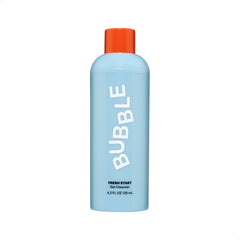 Bubble Skincare Fresh Start Gel en la palma durante la limpieza diaria.