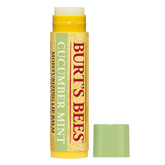 Aplicación suave del Burt's Bees bálsamo labial pepino-menta