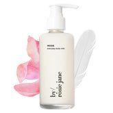 Texture crèmeuse du lait corporel By Rosie Jane pour absorption rapide.