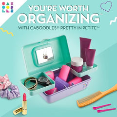Frente del estuche de Caboodles con dos bandejas giratorias para maquillaje