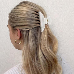 Pinza Canitor acrílica marmolada rosa, estilo elegante para cualquier ocasión.