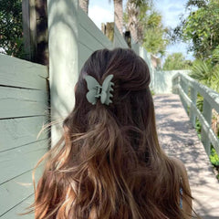 Pinza mariposa Canitor rosa, ideal para peinados rápidos y elegantes.