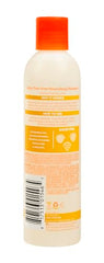 Champú nutritivo para niños Cantu, textura cremosa en la palma, facilita el lavado.