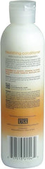 Mano aplicando el acondicionador nutritivo para niños Cantu en cabello texturizado.