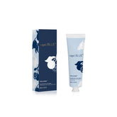 Capri Blue Flora Edit crema de manos, tubo azul, hidratación suave y no grasa.