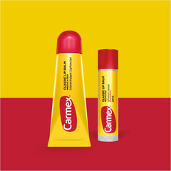 Bálsamo labial Carmex clásico en tubo, aplicación suave y rápida.