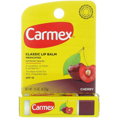 Carmex Click-Stick balsamo labial SPF15 ofrece cobertura ligera para el día.