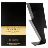 Carolina Herrera Bad Boy Le Parfum: botella en primer plano para una presencia intensa.