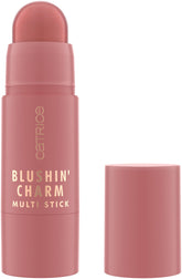 Catrice Blushin' Charm Multistick muestra aplicación cremosa para un acabado hidratante.