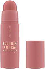 Catrice Blushin' Charm Multistick muestra aplicación cremosa para un acabado hidratante.